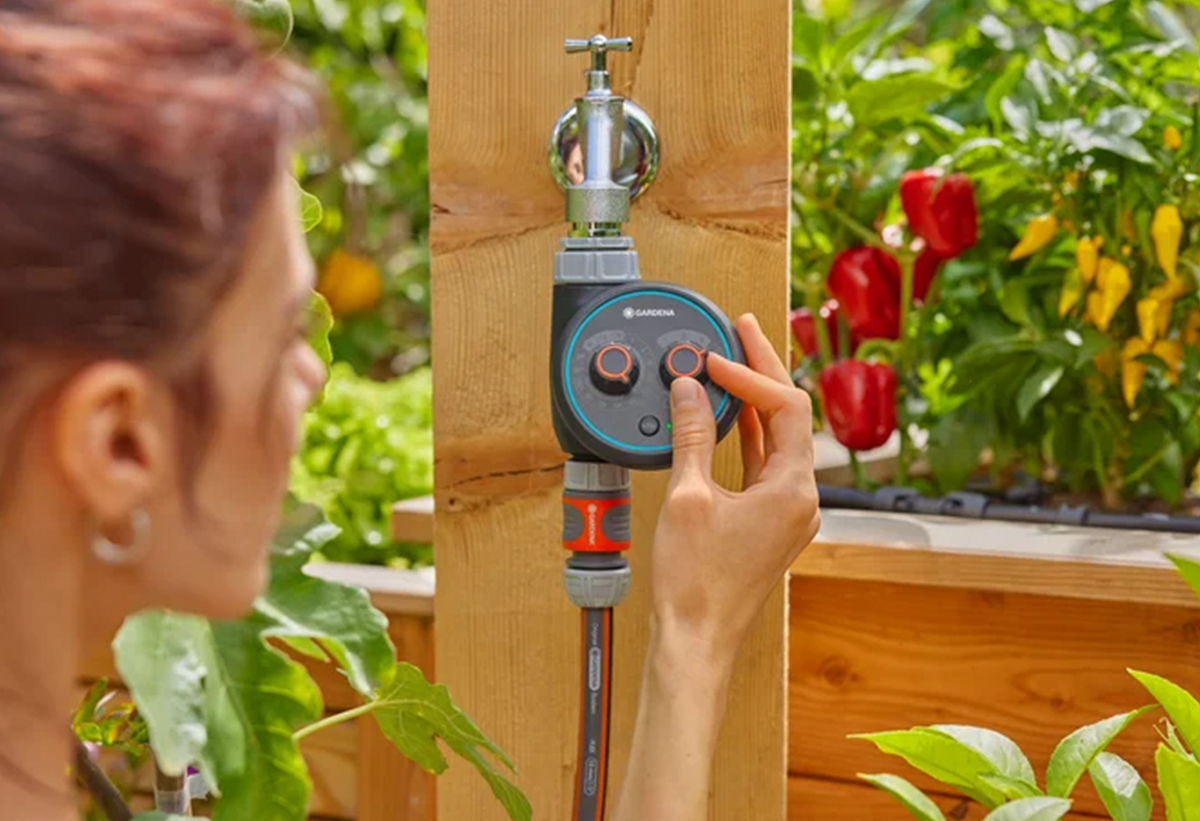 Απεικονίζεται μια γυναίκα να επιλέγει πρόγραμμα στον προγραμματιστή.